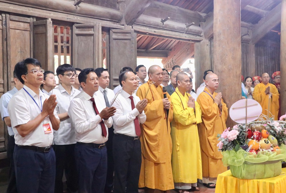 Lễ hội chùa Bút Tháp (Bắc Ninh) thu hút đông đảo người dân tham dự - Ảnh 1.