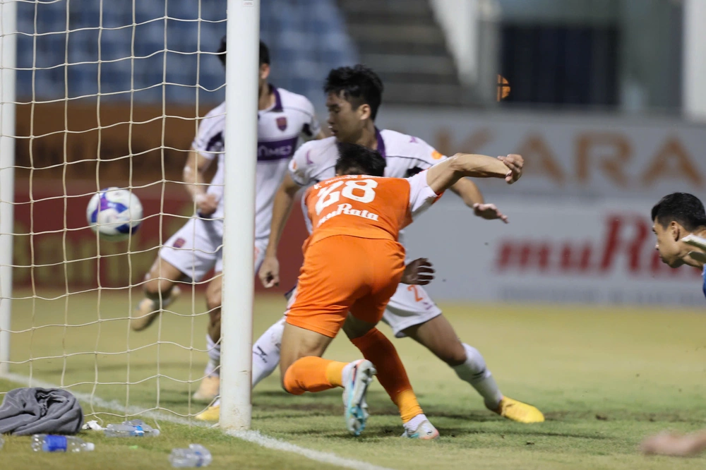 Cựu vương V-League tự làm khó mình  - Ảnh 2.