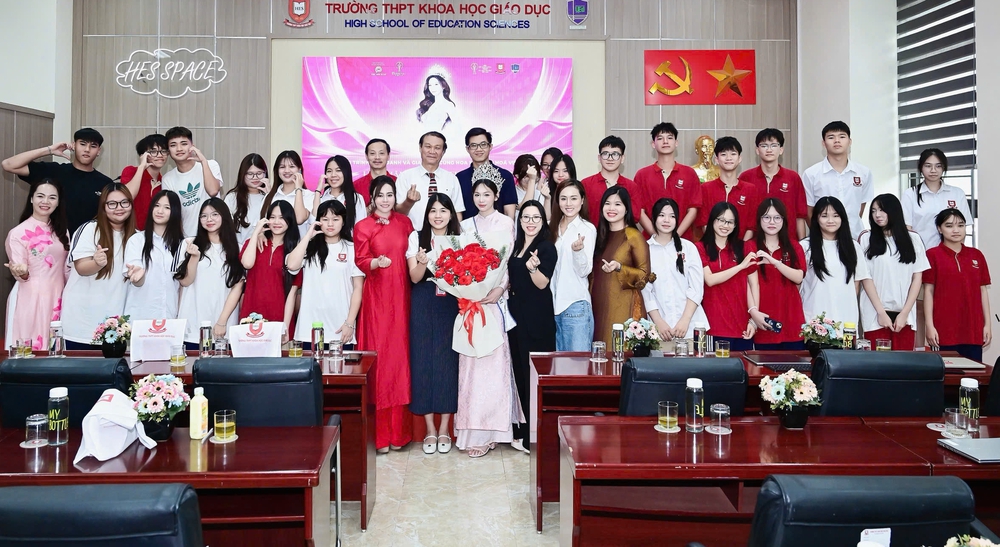 Hoa hậu Nguyễn Trần Hà Linh vừa ôn thi đại học vừa chuẩn bị chinh chiến quốc tế - Ảnh 1.