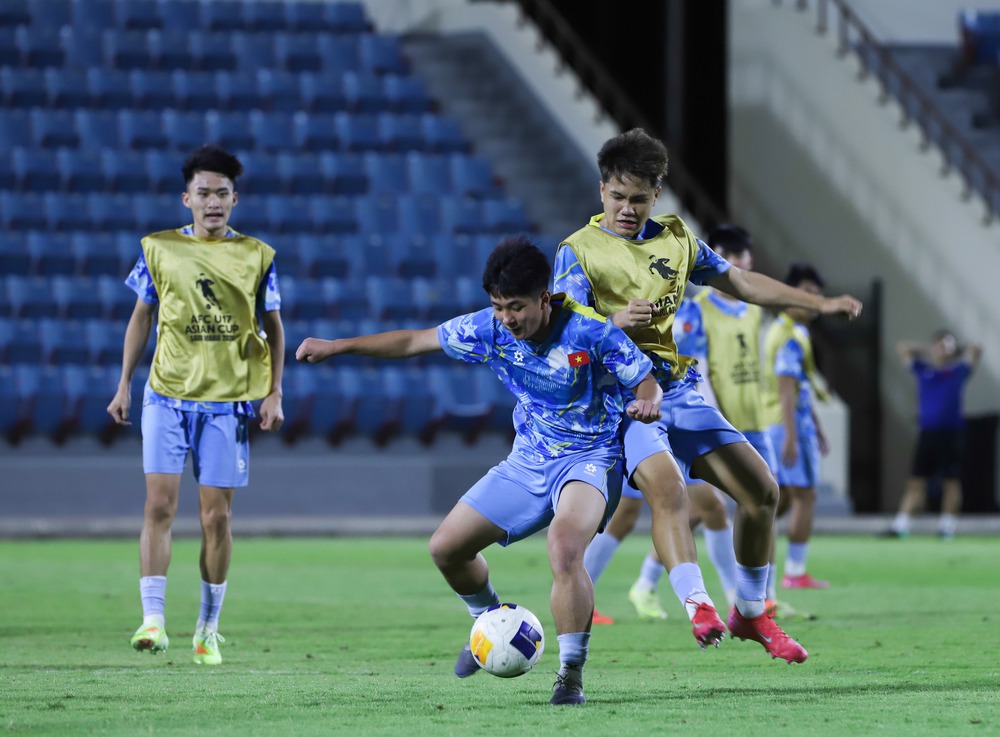 HLV U17 Việt Nam 'truyền lửa' cho các học trò - Ảnh 2.