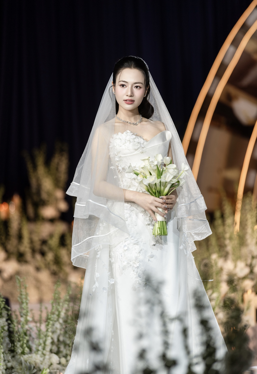 Diễn viên Vũ Việt Hoa diện ba thiết kế váy cưới từ Linh Nga Couture - Ảnh 3.
