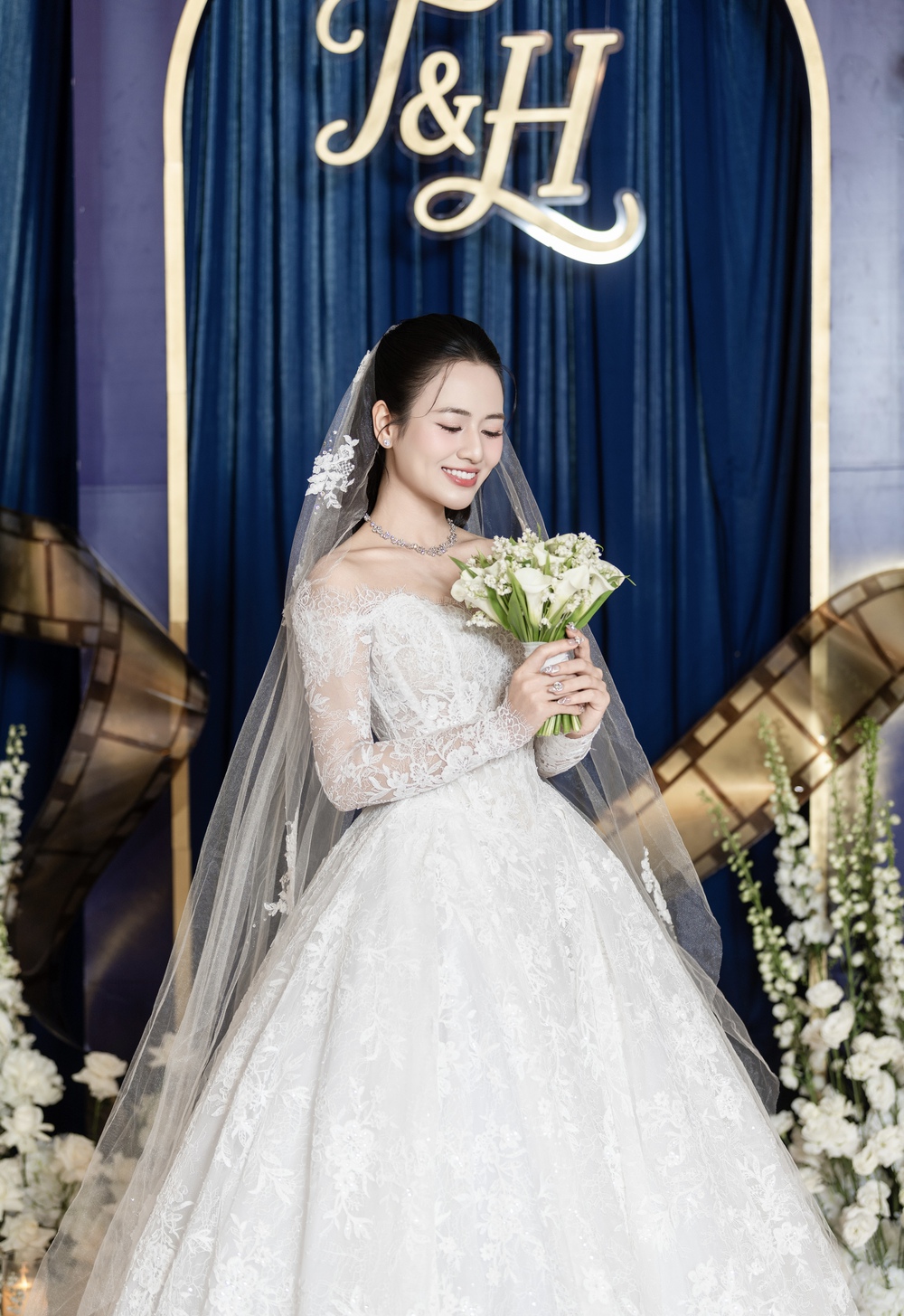 Diễn viên Vũ Việt Hoa diện ba thiết kế váy cưới từ Linh Nga Couture - Ảnh 2.