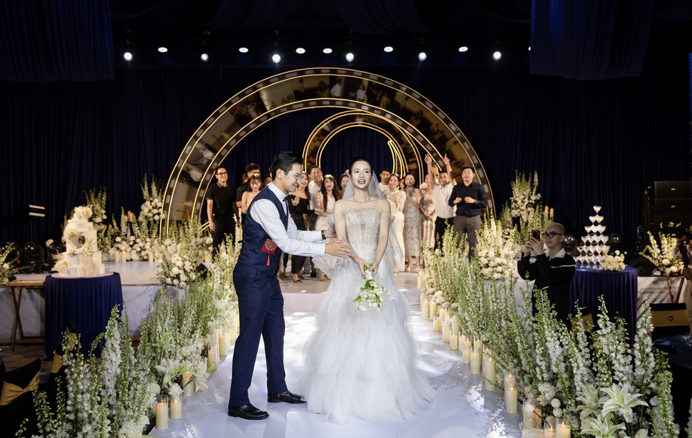 Diễn viên Vũ Việt Hoa diện ba thiết kế váy cưới từ Linh Nga Couture - Ảnh 4.