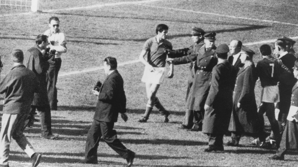 Chuyện World Cup ngày xưa: 'Trận chiến Santiago' tai tiếng bậc nhất lịch sử bóng đá thế giới - Ảnh 2. Chuyện World Cup ngày xưa: 'Trận chiến Santiago' tai tiếng bậc nhất lịch sử bóng đá thế giới - Ảnh 2.