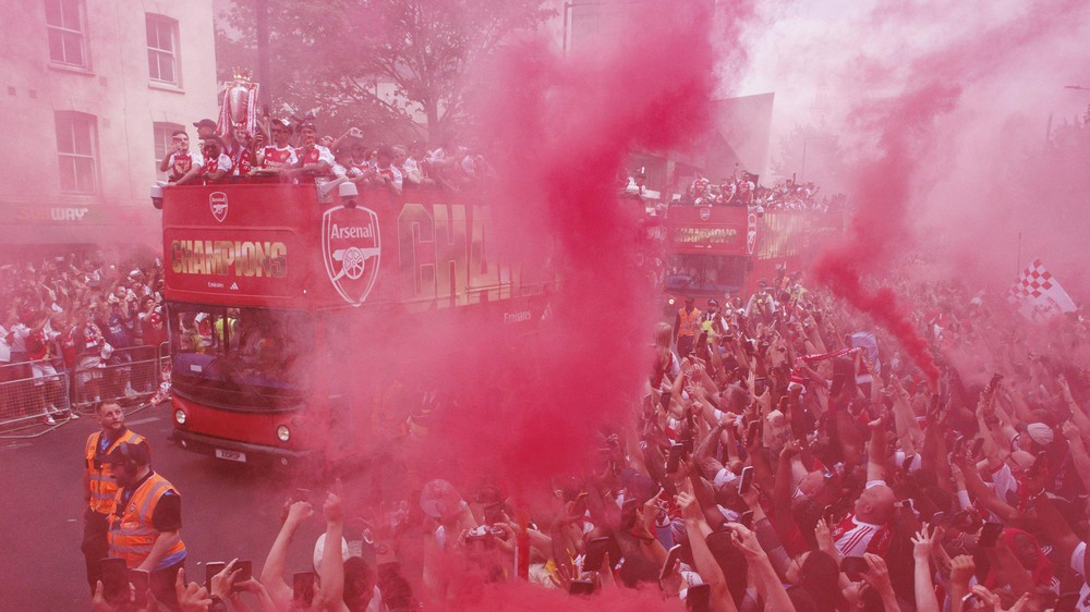 1 triệu người nhuộm đỏ London mừng Arsenal vô địch Ngoại hạng Anh - Ảnh 11. 1 triệu người nhuộm đỏ London mừng Arsenal vô địch Ngoại hạng Anh - Ảnh 11.