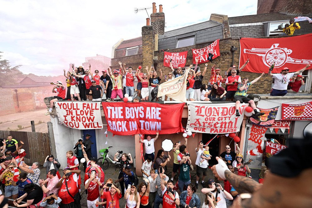 1 triệu người nhuộm đỏ London mừng Arsenal vô địch Ngoại hạng Anh - Ảnh 13. 1 triệu người nhuộm đỏ London mừng Arsenal vô địch Ngoại hạng Anh - Ảnh 13.