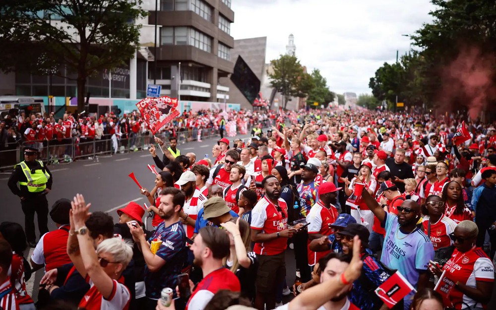 1 triệu người nhuộm đỏ London mừng Arsenal vô địch Ngoại hạng Anh - Ảnh 15. 1 triệu người nhuộm đỏ London mừng Arsenal vô địch Ngoại hạng Anh - Ảnh 15.