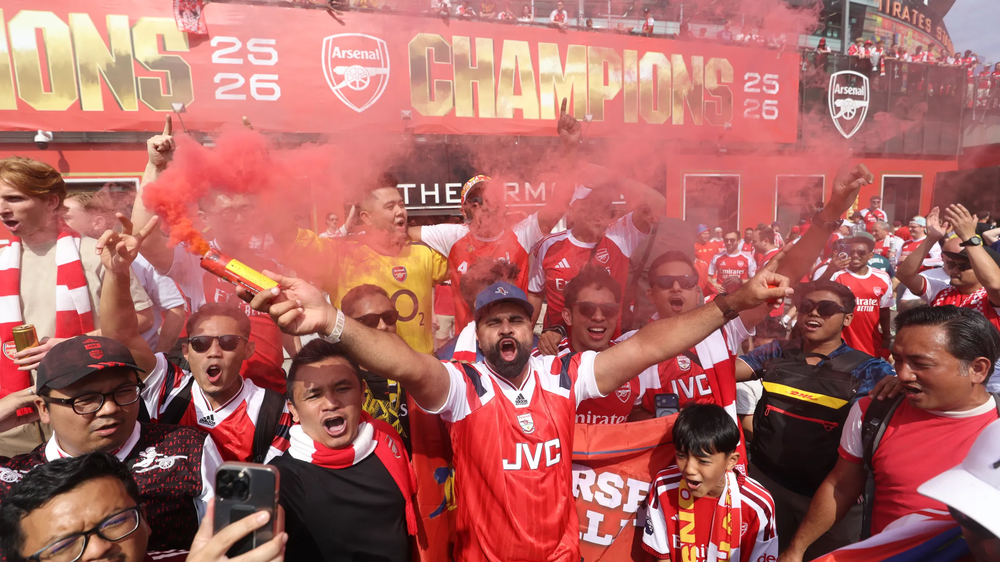 1 triệu người nhuộm đỏ London mừng Arsenal vô địch Ngoại hạng Anh - Ảnh 16. 1 triệu người nhuộm đỏ London mừng Arsenal vô địch Ngoại hạng Anh - Ảnh 16.