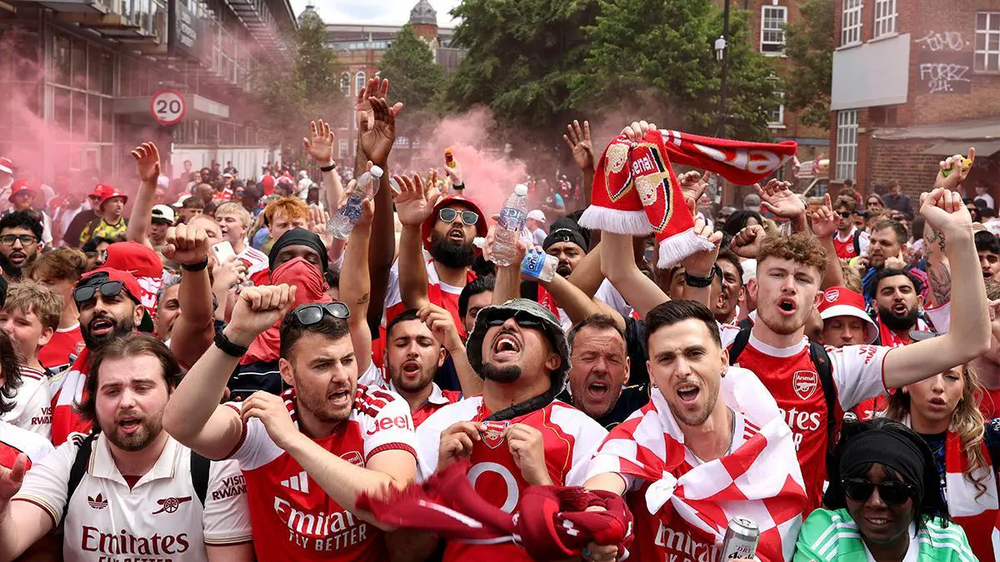 1 triệu người nhuộm đỏ London mừng Arsenal vô địch Ngoại hạng Anh - Ảnh 17. 1 triệu người nhuộm đỏ London mừng Arsenal vô địch Ngoại hạng Anh - Ảnh 17.