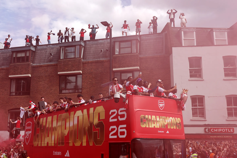 1 triệu người nhuộm đỏ London mừng Arsenal vô địch Ngoại hạng Anh - Ảnh 18. 1 triệu người nhuộm đỏ London mừng Arsenal vô địch Ngoại hạng Anh - Ảnh 18.