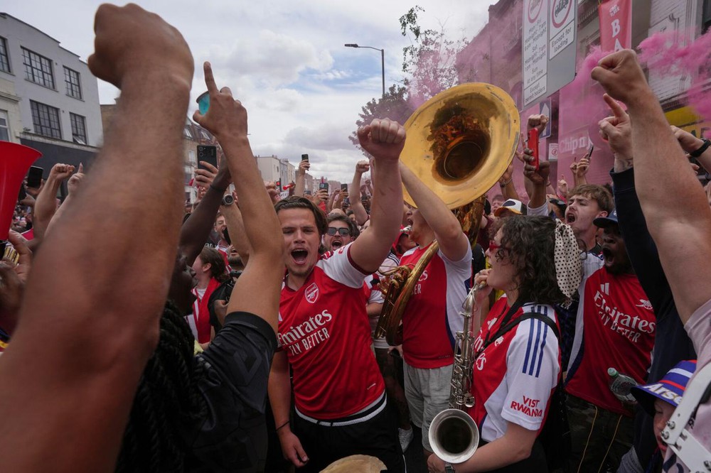 1 triệu người nhuộm đỏ London mừng Arsenal vô địch Ngoại hạng Anh - Ảnh 19. 1 triệu người nhuộm đỏ London mừng Arsenal vô địch Ngoại hạng Anh - Ảnh 19.