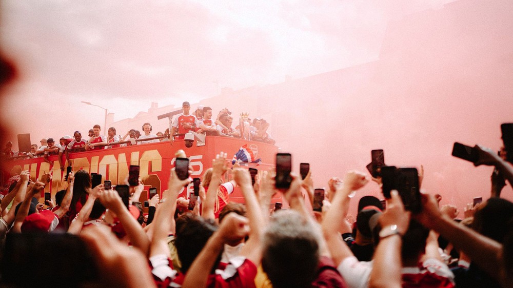 1 triệu người nhuộm đỏ London mừng Arsenal vô địch Ngoại hạng Anh - Ảnh 20. 1 triệu người nhuộm đỏ London mừng Arsenal vô địch Ngoại hạng Anh - Ảnh 20.
