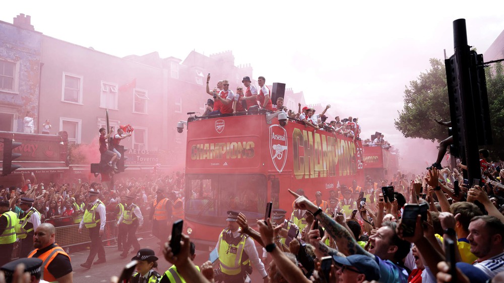 1 triệu người nhuộm đỏ London mừng Arsenal vô địch Ngoại hạng Anh - Ảnh 21. 1 triệu người nhuộm đỏ London mừng Arsenal vô địch Ngoại hạng Anh - Ảnh 21.