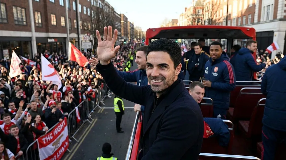 1 triệu người nhuộm đỏ London mừng Arsenal vô địch Ngoại hạng Anh - Ảnh 22. 1 triệu người nhuộm đỏ London mừng Arsenal vô địch Ngoại hạng Anh - Ảnh 22.