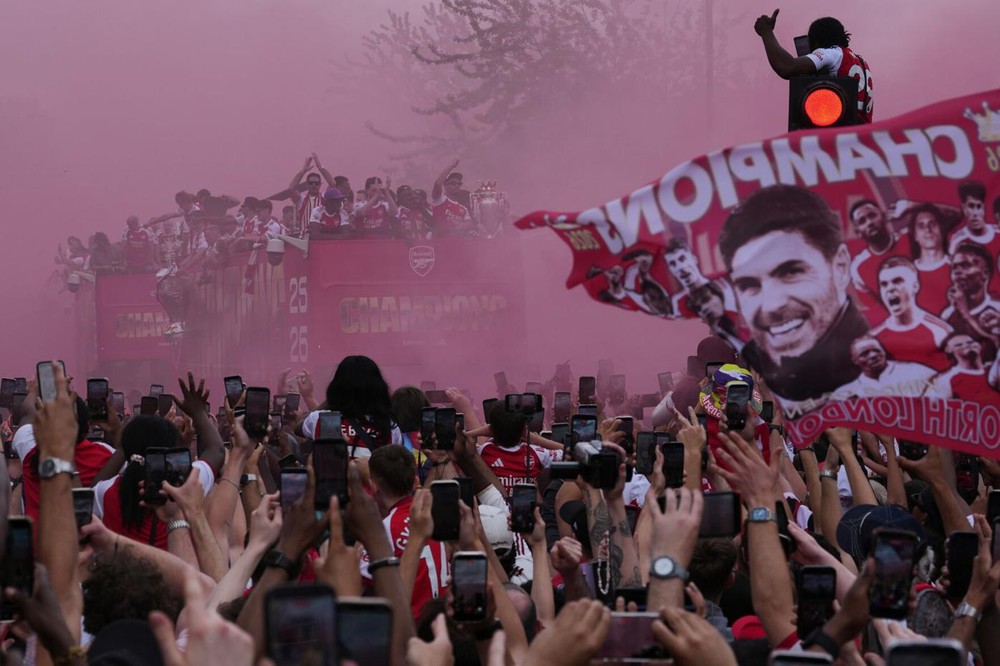 1 triệu người nhuộm đỏ London mừng Arsenal vô địch Ngoại hạng Anh - Ảnh 23. 1 triệu người nhuộm đỏ London mừng Arsenal vô địch Ngoại hạng Anh - Ảnh 23.
