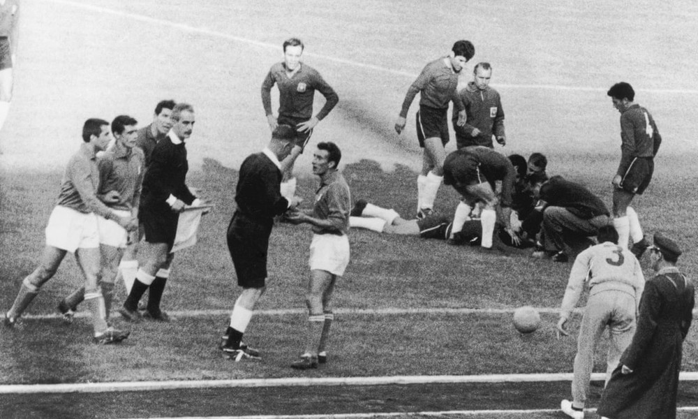 Chuyện World Cup ngày xưa: 'Trận chiến Santiago' tai tiếng bậc nhất lịch sử bóng đá thế giới - Ảnh 1. Chuyện World Cup ngày xưa: 'Trận chiến Santiago' tai tiếng bậc nhất lịch sử bóng đá thế giới - Ảnh 1.