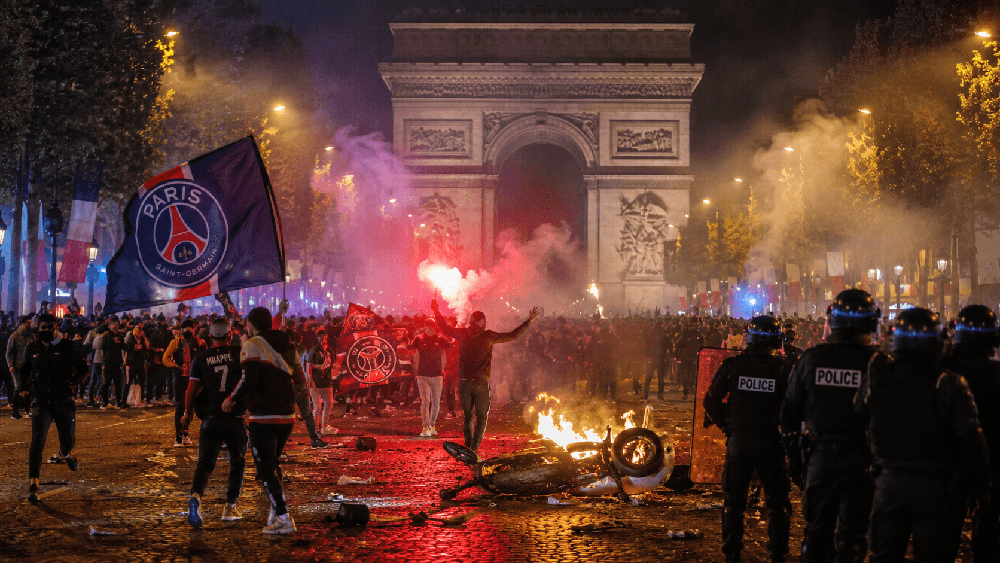 Bạo loạn khắp nước Pháp sau chức vô địch Champions League của PSG: Một người tử vong, gần 900 người bị bắt - Ảnh 7. Bạo loạn khắp nước Pháp sau chức vô địch Champions League của PSG: Một người tử vong, gần 900 người bị bắt - Ảnh 7.