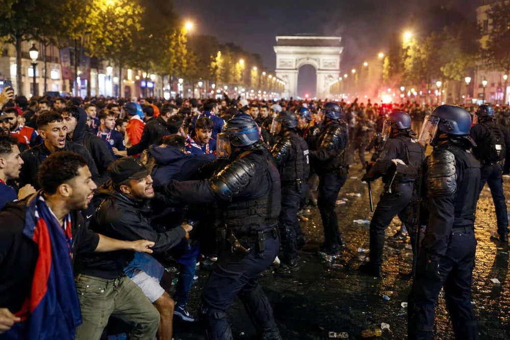 Bạo loạn khắp nước Pháp sau chức vô địch Champions League của PSG: Một người tử vong, gần 900 người bị bắt - Ảnh 5. Bạo loạn khắp nước Pháp sau chức vô địch Champions League của PSG: Một người tử vong, gần 900 người bị bắt - Ảnh 5.