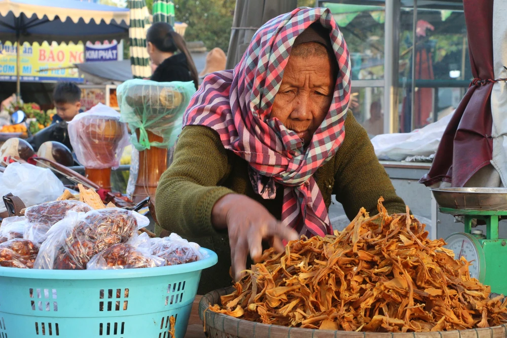 Độc đáo chợ Mây trên “nóc nhà miền Tây” - Ảnh 2. Độc đáo chợ Mây trên “nóc nhà miền Tây” - Ảnh 2.