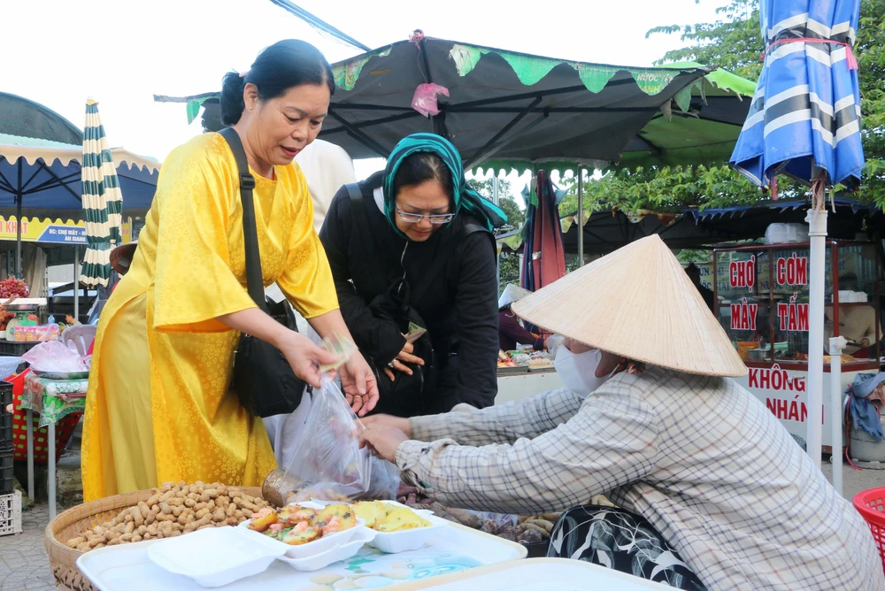 Độc đáo chợ Mây trên “nóc nhà miền Tây” - Ảnh 5. Độc đáo chợ Mây trên “nóc nhà miền Tây” - Ảnh 5.
