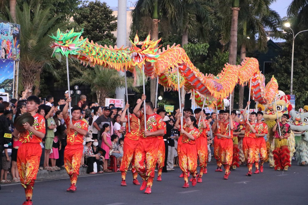 Carnival “Sắc màu biển đảo” thu hút đông đảo người dân và du khách - Ảnh 2.