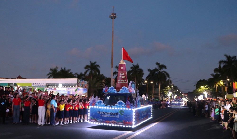 Carnival “Sắc màu biển đảo” thu hút đông đảo người dân và du khách - Ảnh 1.