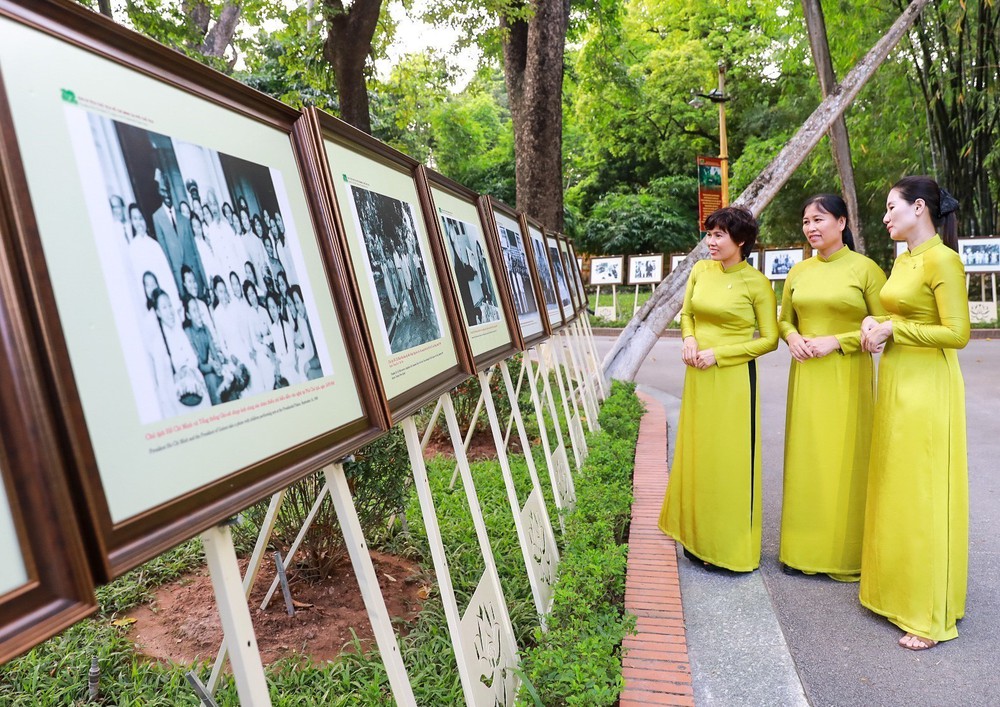 Triển lãm ảnh và ra mắt sách kỷ niệm 115 năm ngày Bác Hồ ra đi tìm đường cứu nước - Ảnh 1. Triển lãm ảnh và ra mắt sách kỷ niệm 115 năm ngày Bác Hồ ra đi tìm đường cứu nước - Ảnh 1.