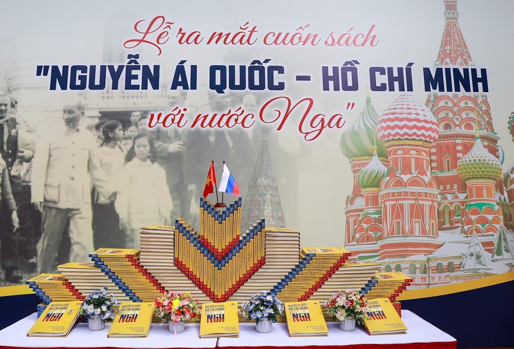 Triển lãm ảnh và ra mắt sách kỷ niệm 115 năm ngày Bác Hồ ra đi tìm đường cứu nước - Ảnh 4. Triển lãm ảnh và ra mắt sách kỷ niệm 115 năm ngày Bác Hồ ra đi tìm đường cứu nước - Ảnh 4.