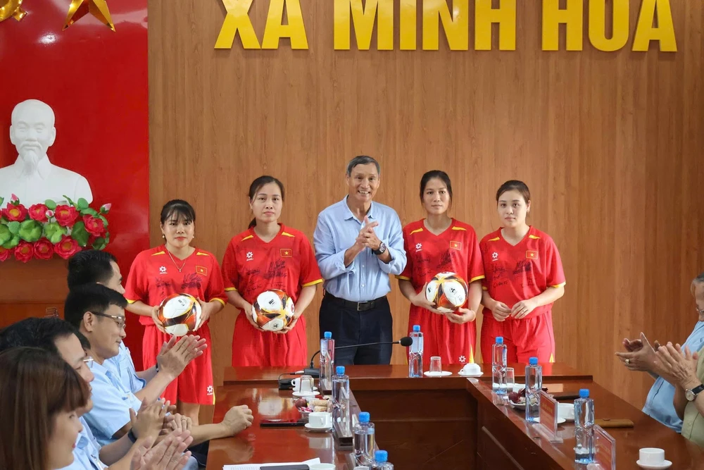 HLV Mai Đức Chung dùng tiền thưởng làm từ thiện - Ảnh 2. HLV Mai Đức Chung dùng tiền thưởng làm từ thiện - Ảnh 2.