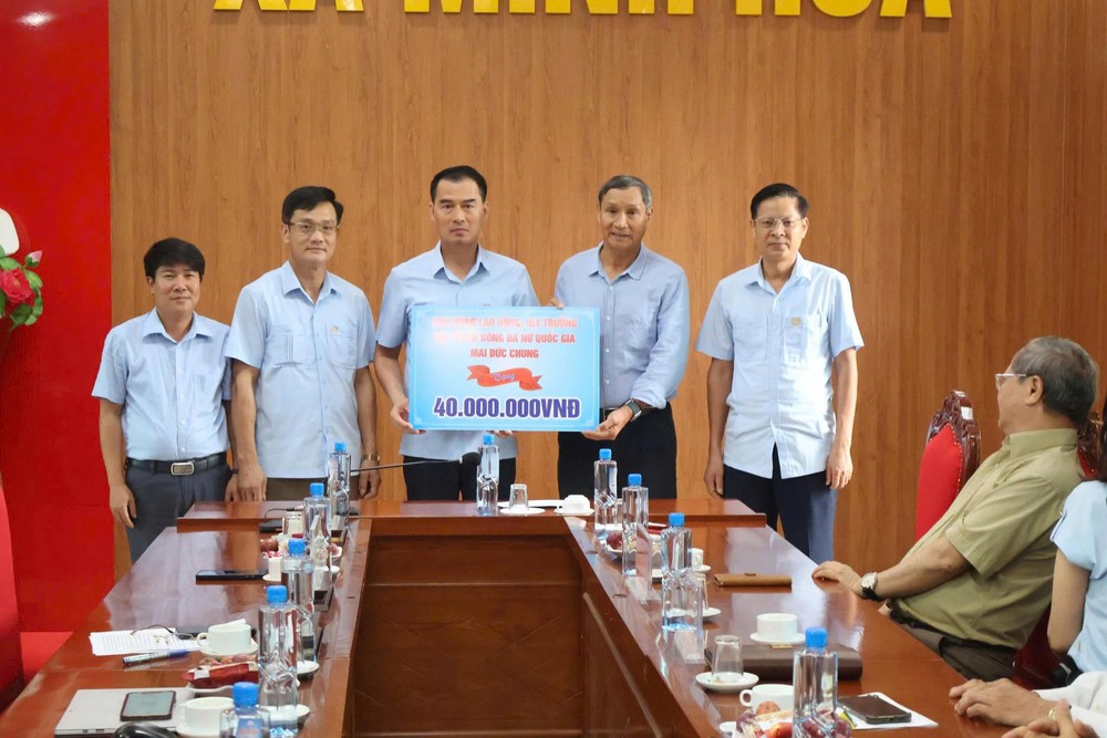 HLV Mai Đức Chung dùng tiền thưởng làm từ thiện - Ảnh 1. HLV Mai Đức Chung dùng tiền thưởng làm từ thiện - Ảnh 1.