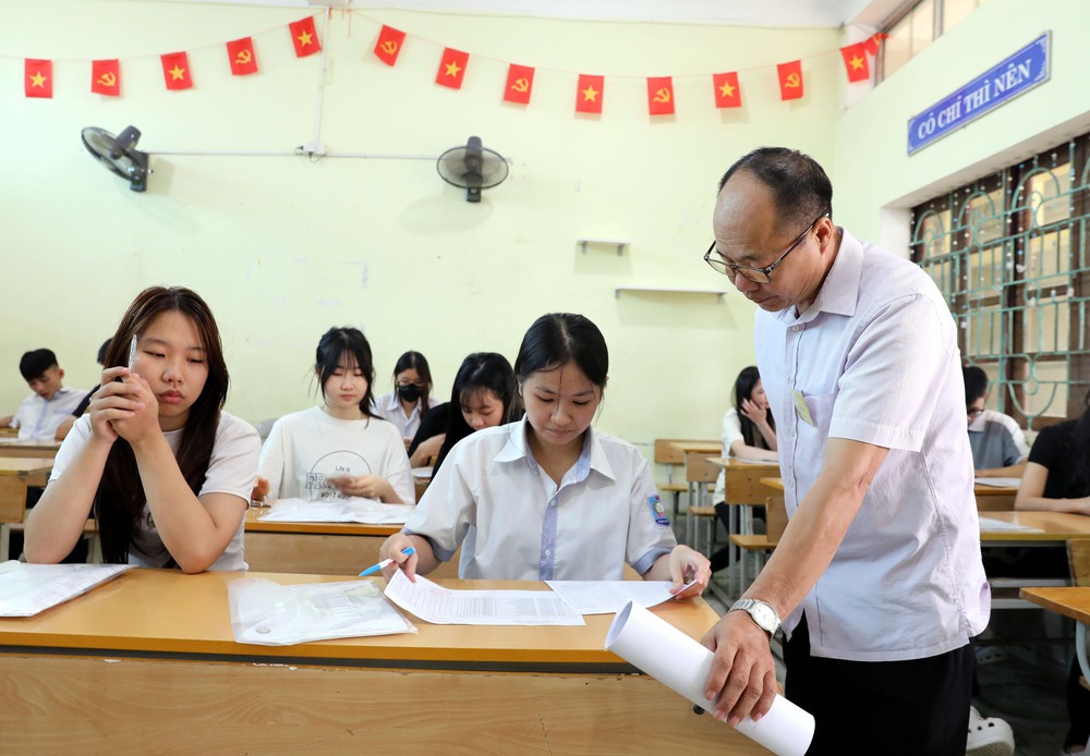 THPT 2026: Hơn 1,2 triệu thí sinh bước vào ngày thi đầu tiên hai môn bắt buộc Ngữ văn - Toán - Ảnh 1. THPT 2026: Hơn 1,2 triệu thí sinh bước vào ngày thi đầu tiên hai môn bắt buộc Ngữ văn - Toán - Ảnh 1.