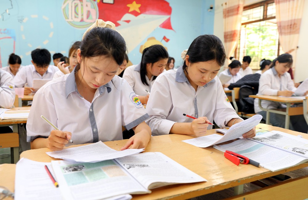 Phòng ngừa nguy cơ gian lận thi Trung học phổ thông bằng thiết bị công nghệ cao và AI - Ảnh 3. Phòng ngừa nguy cơ gian lận thi Trung học phổ thông bằng thiết bị công nghệ cao và AI - Ảnh 3.