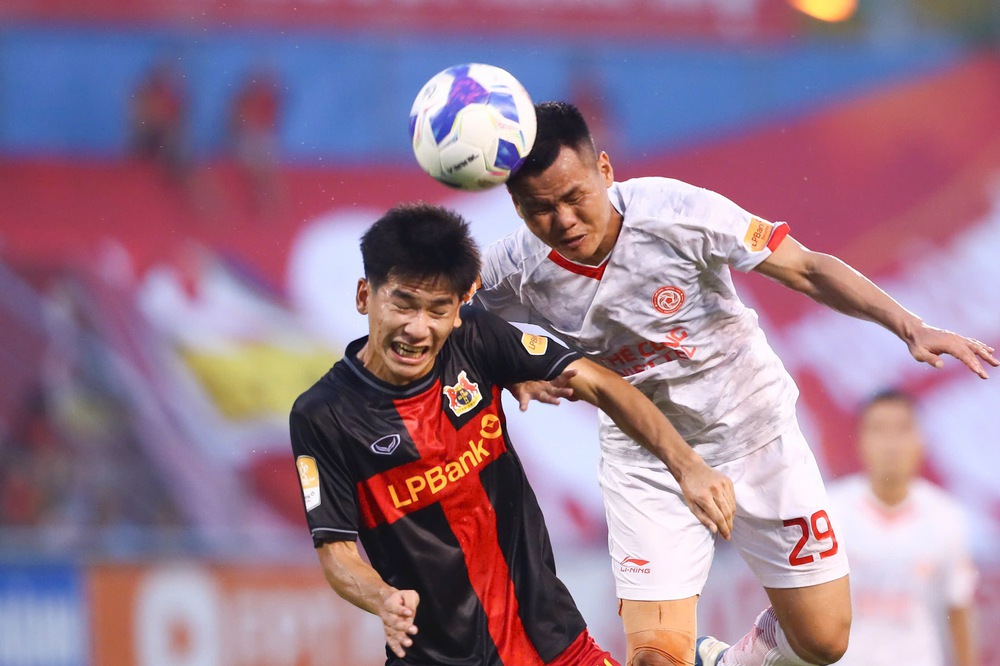 HLV Kim Sang Sik "xem giò" tuyển thủ cho ASEAN Cup tại chung kết Cúp Quốc gia - Ảnh 3. HLV Kim Sang Sik "xem giò" tuyển thủ cho ASEAN Cup tại chung kết Cúp Quốc gia - Ảnh 3.