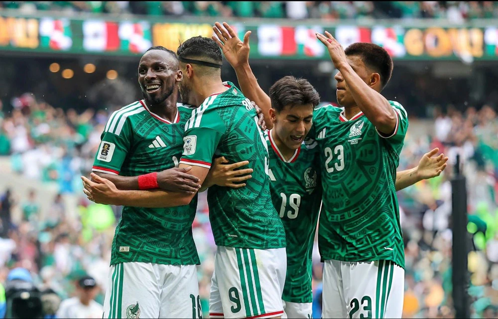 Mexico mở đầu thắng lợi - Chiến thắng ở Azteca, trong những tiếng hô "Mexico" - Ảnh 3. Mexico mở đầu thắng lợi - Chiến thắng ở Azteca, trong những tiếng hô "Mexico" - Ảnh 3.