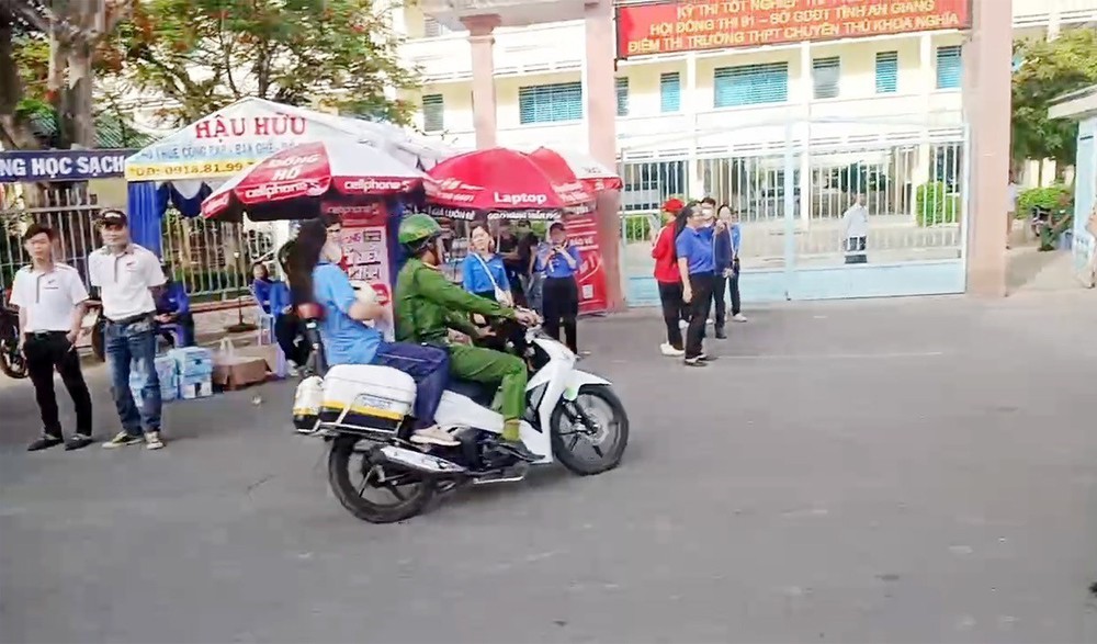 Chiến sĩ công an chở thí sinh ngủ quên đến điểm thi - Ảnh 1. Chiến sĩ công an chở thí sinh ngủ quên đến điểm thi - Ảnh 1.