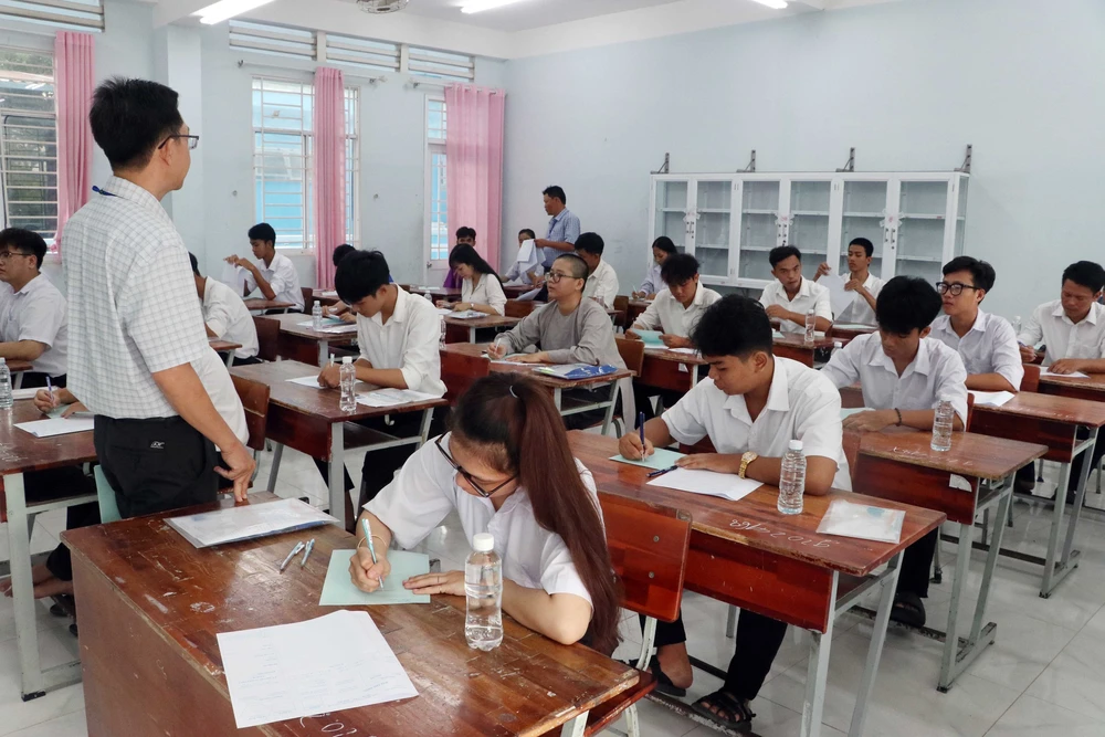 Hình ảnh thí sinh cả nước bước vào Kỳ thi tốt nghiệp THPT 2026 - Ảnh 19. Hình ảnh thí sinh cả nước bước vào Kỳ thi tốt nghiệp THPT 2026 - Ảnh 19.