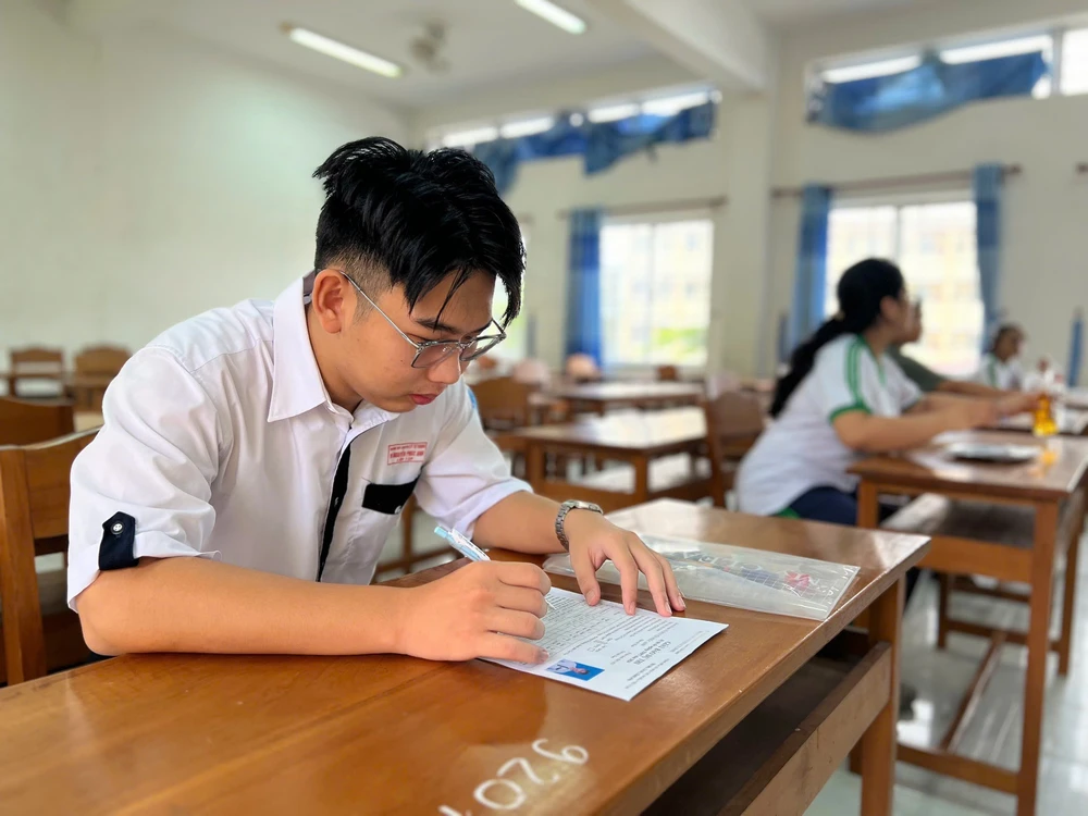 Hình ảnh thí sinh cả nước bước vào Kỳ thi tốt nghiệp THPT 2026 - Ảnh 21. Hình ảnh thí sinh cả nước bước vào Kỳ thi tốt nghiệp THPT 2026 - Ảnh 21.