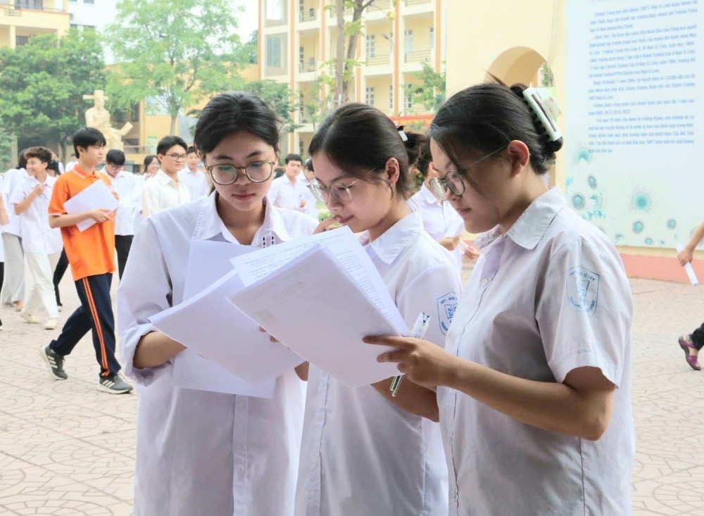 Thí sinh hoàn thành môn thi đầu tiên kỳ thi tốt nghiệp THPT năm 2026 - Ảnh 14. Thí sinh hoàn thành môn thi đầu tiên kỳ thi tốt nghiệp THPT năm 2026 - Ảnh 14.