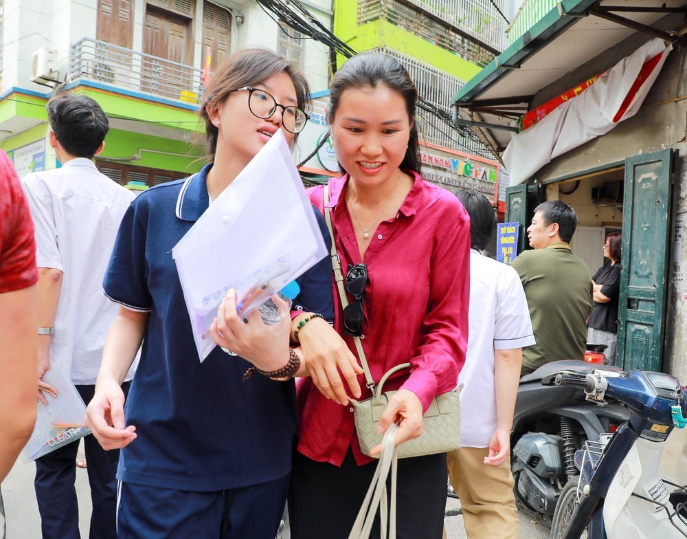 Kỳ thi tốt nghiệp THPT năm 2026: Thí sinh Hà Nội hoàn thành môn thi đầu tiên - Ảnh 13. Kỳ thi tốt nghiệp THPT năm 2026: Thí sinh Hà Nội hoàn thành môn thi đầu tiên - Ảnh 13.