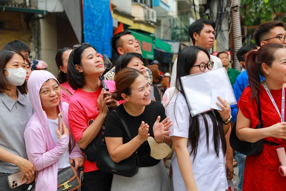 Kỳ thi tốt nghiệp THPT năm 2026: Thí sinh Hà Nội hoàn thành môn thi đầu tiên - Ảnh 12. Kỳ thi tốt nghiệp THPT năm 2026: Thí sinh Hà Nội hoàn thành môn thi đầu tiên - Ảnh 12.