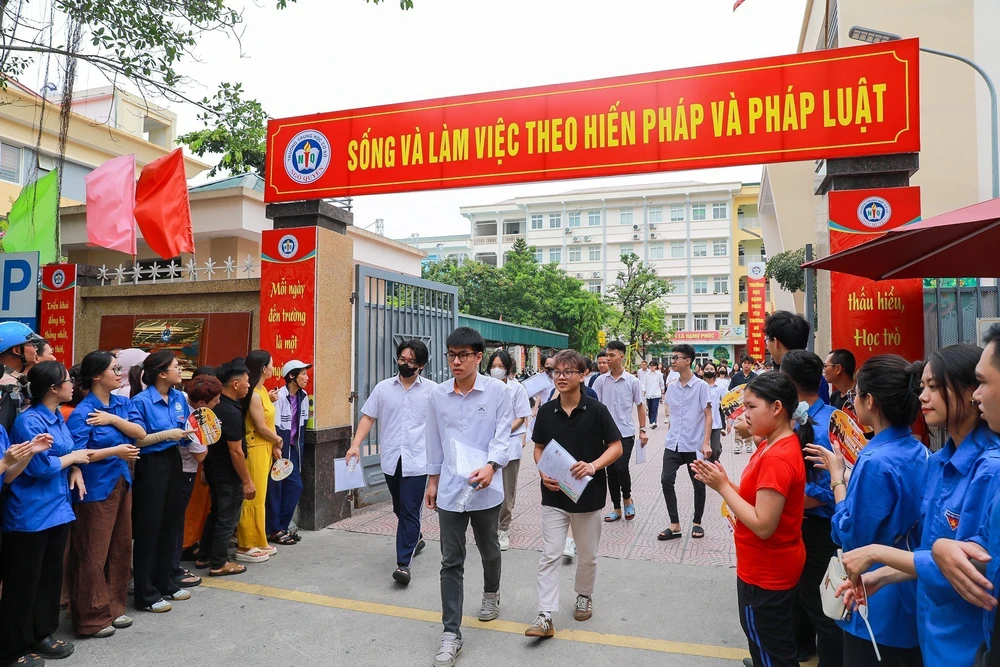 Kỳ thi tốt nghiệp THPT năm 2026: Thí sinh Hà Nội hoàn thành môn thi đầu tiên - Ảnh 2. Kỳ thi tốt nghiệp THPT năm 2026: Thí sinh Hà Nội hoàn thành môn thi đầu tiên - Ảnh 2.