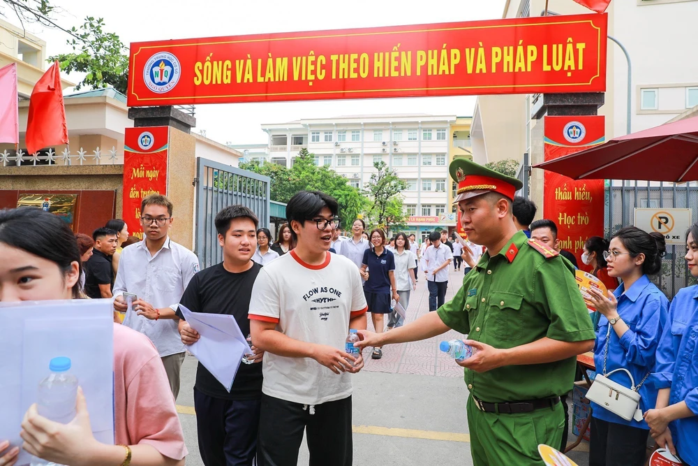 Kỳ thi tốt nghiệp THPT năm 2026: Thí sinh Hà Nội hoàn thành môn thi đầu tiên - Ảnh 1. Kỳ thi tốt nghiệp THPT năm 2026: Thí sinh Hà Nội hoàn thành môn thi đầu tiên - Ảnh 1.
