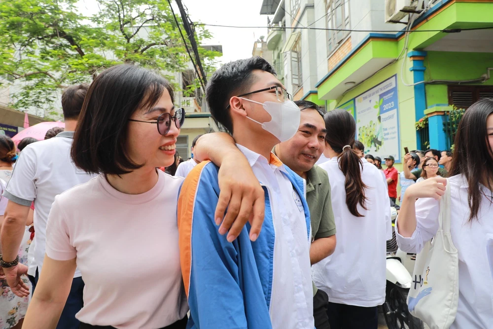 Kỳ thi tốt nghiệp THPT năm 2026: Thí sinh Hà Nội hoàn thành môn thi đầu tiên - Ảnh 5. Kỳ thi tốt nghiệp THPT năm 2026: Thí sinh Hà Nội hoàn thành môn thi đầu tiên - Ảnh 5.