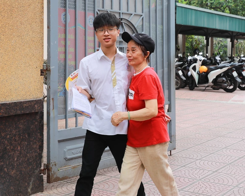 Kỳ thi tốt nghiệp THPT năm 2026: Thí sinh Hà Nội hoàn thành môn thi đầu tiên - Ảnh 4. Kỳ thi tốt nghiệp THPT năm 2026: Thí sinh Hà Nội hoàn thành môn thi đầu tiên - Ảnh 4.
