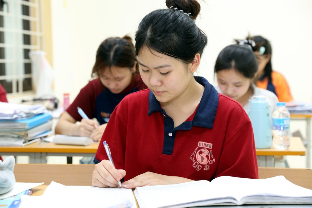 Tiếp sức thí sinh vùng khó thi tốt nghiệp Trung học Phổ thông - Ảnh 4. Tiếp sức thí sinh vùng khó thi tốt nghiệp Trung học Phổ thông - Ảnh 4.