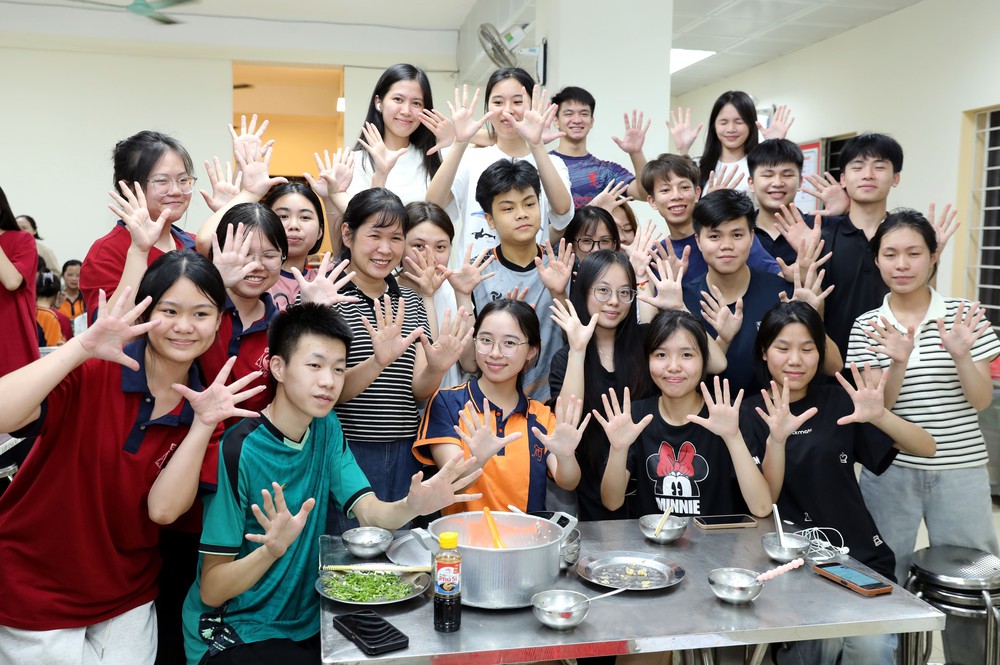 Tiếp sức thí sinh vùng khó thi tốt nghiệp Trung học Phổ thông - Ảnh 5. Tiếp sức thí sinh vùng khó thi tốt nghiệp Trung học Phổ thông - Ảnh 5.