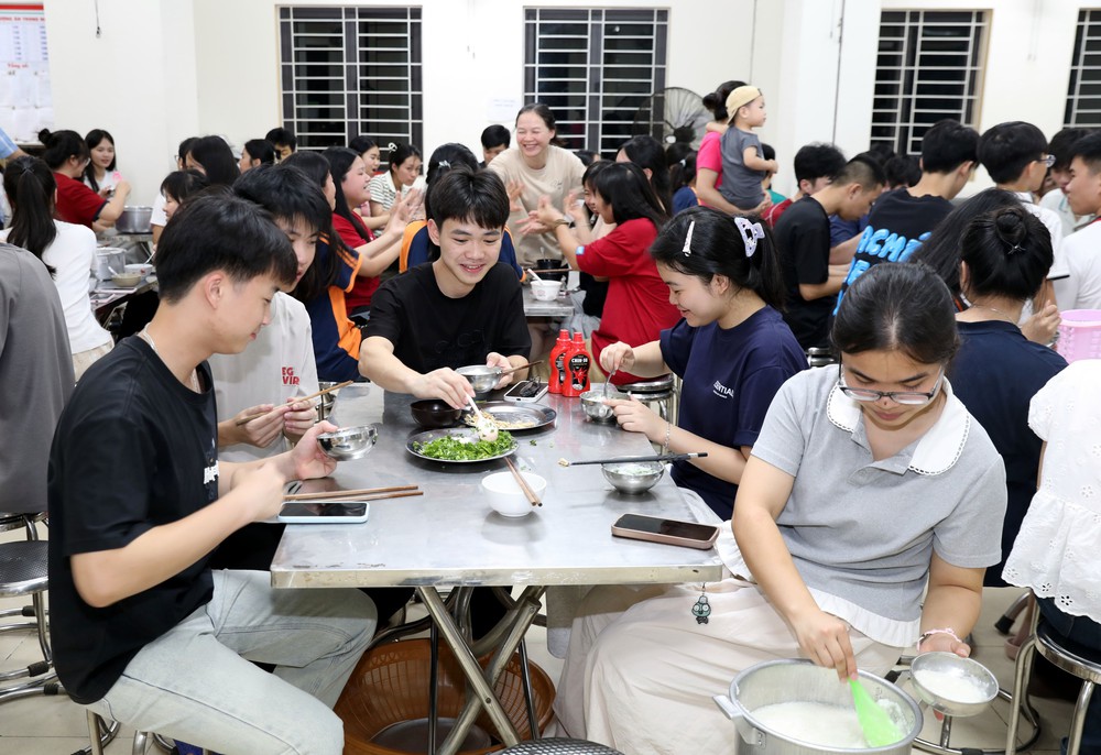 Tiếp sức thí sinh vùng khó thi tốt nghiệp Trung học Phổ thông - Ảnh 2. Tiếp sức thí sinh vùng khó thi tốt nghiệp Trung học Phổ thông - Ảnh 2.