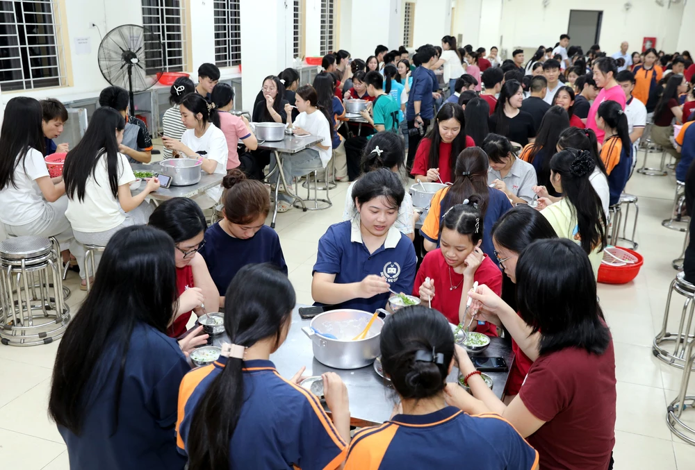 Tiếp sức thí sinh vùng khó thi tốt nghiệp Trung học Phổ thông - Ảnh 1. Tiếp sức thí sinh vùng khó thi tốt nghiệp Trung học Phổ thông - Ảnh 1.