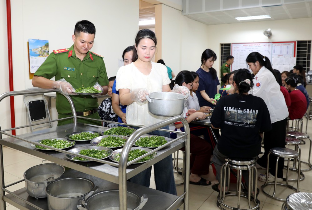 Tiếp sức thí sinh vùng khó thi tốt nghiệp Trung học Phổ thông - Ảnh 3. Tiếp sức thí sinh vùng khó thi tốt nghiệp Trung học Phổ thông - Ảnh 3.