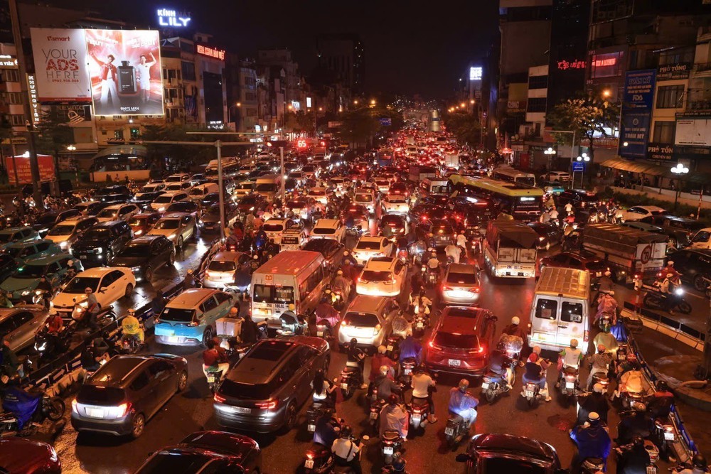 Hà Nội đề xuất hạn chế phương tiện cá nhân, thu phí giảm ùn tắc giao thông - Ảnh 2. Hà Nội đề xuất hạn chế phương tiện cá nhân, thu phí giảm ùn tắc giao thông - Ảnh 2.